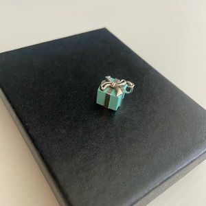Tiffany & Co. present box pendant